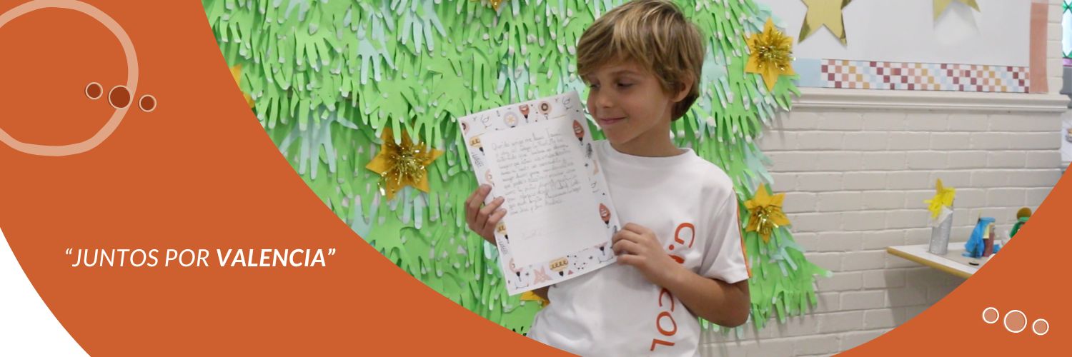 “Alumno del Colegio Internacional G Nicoli mostrando un trabajo escolar.