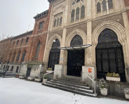 Vista general del Colegio Internacional G Nicoli tras una gran nevada histórica en Madrid
