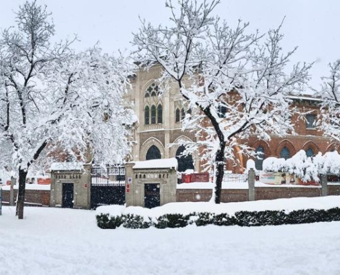 Vista del edificio principal del Colegio Internacional G Nicoli cubierto de nieve tras la borrasca Filomena