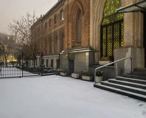Acceso lateral al Colegio Internacional G Nicoli con nieve acumulada en pleno temporal Filomena