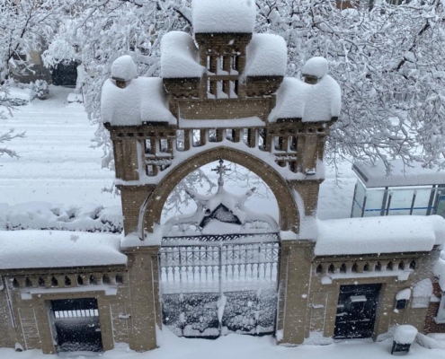 Entrada histórica del Colegio Internacional G Nicoli cubierta de nieve por la tormenta Filomena