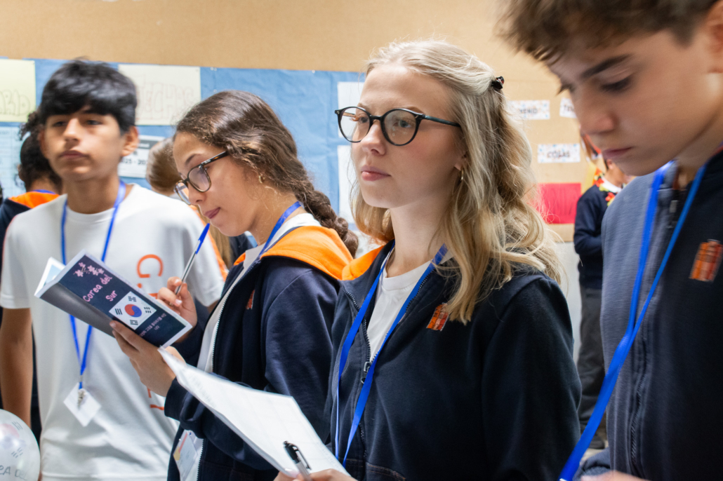 alumnos de secundaria exponiendo proyectos