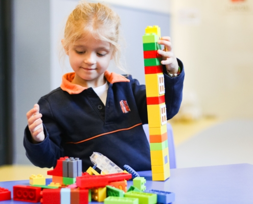 alumna de infantil jugando