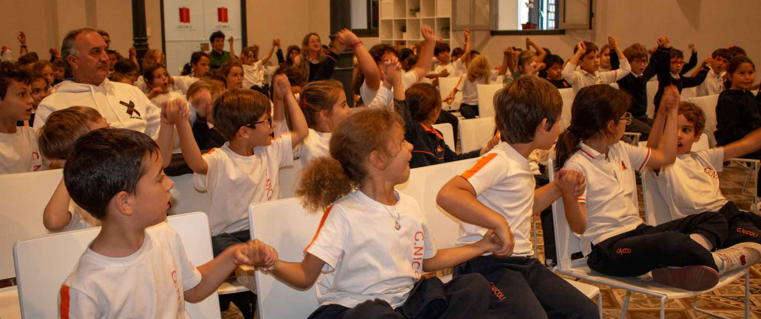 alumnos en charla de encuentro chamberí
