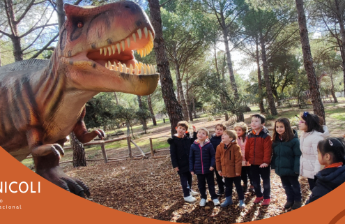 Niños en un viaje educativo con un dinosaurio falso en el Colegio Internacional G Nicoli.