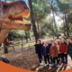 Niños en un viaje educativo con un dinosaurio falso en el Colegio Internacional G Nicoli.