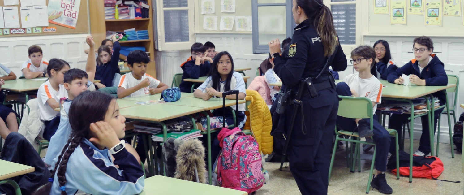 Sesión educativa de la policía con estudiantes en un aula del Colegio Internacional G Nicoli