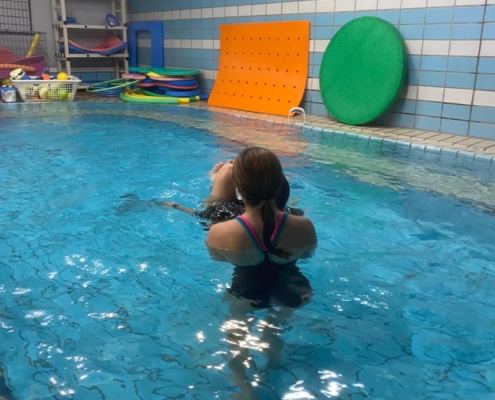 Alumno Colegio Internacional G Nicoli ayudando en Sesión de psicomotricidad acuática realizada por Fundación SD 