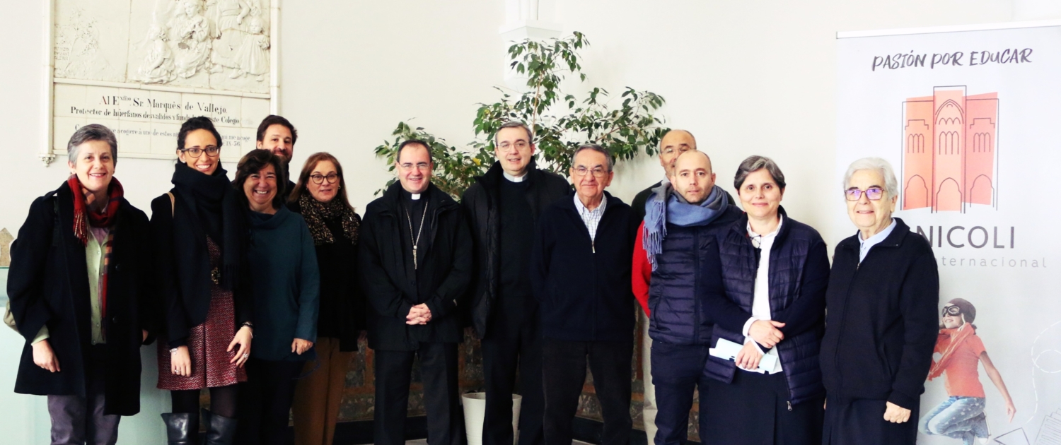 Visita institucional del obispo al Colegio Internacional G Nicoli junto al equipo directivo