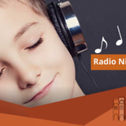 Banner de Radio Nicoli del Colegio Internacional G Nicoli con imagen de un niño escuchando música.