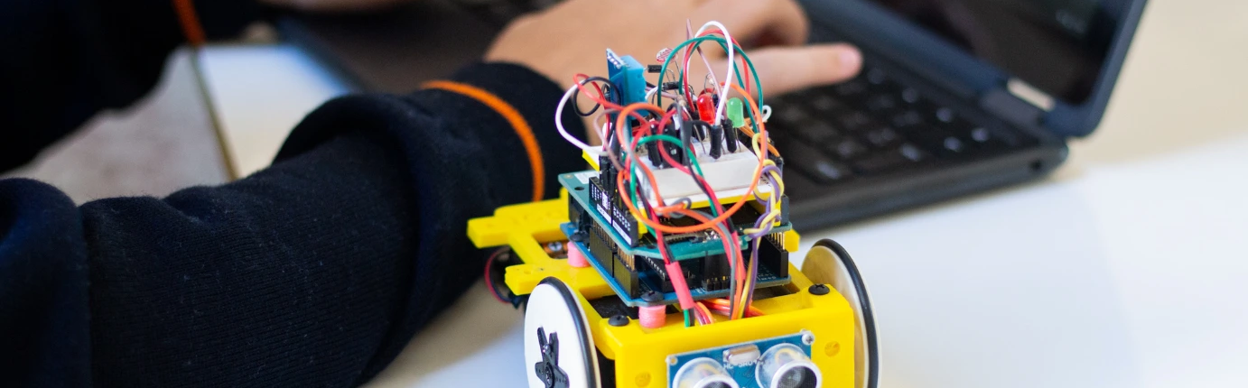 robotica_secundaria_nicoli (1) instituto concertado: alumno programando un robot educativo con un portátil en una práctica de tecnología en el aula
