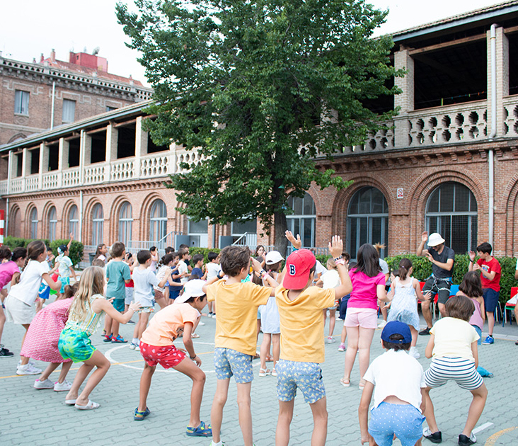 Summer School del Colegio Internacional G Nicoli con actividades de baile.”