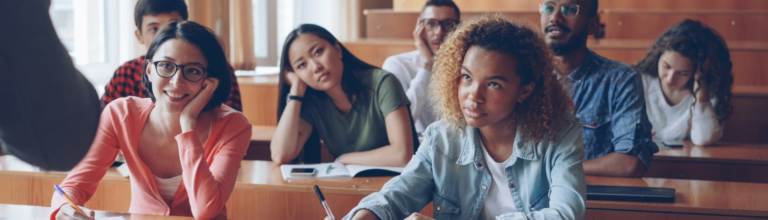 Alumnos atendiendo interesados a la clase que imparte el profesor.